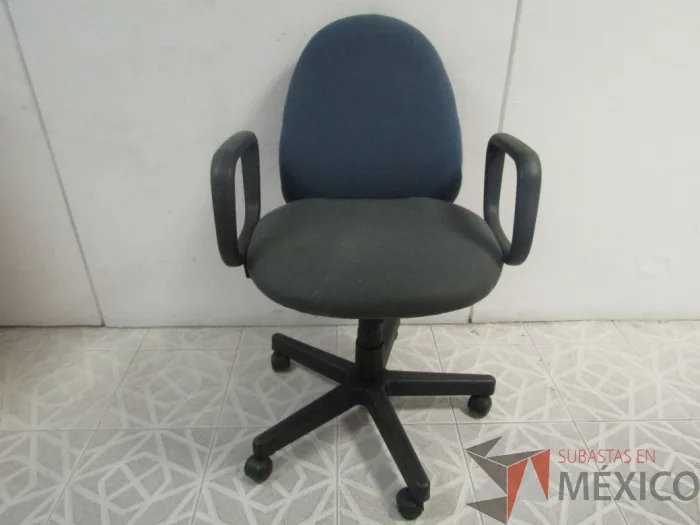 Lote 026 - Silla operativa, con ruedas, asiento y respaldo en tela - Imagen 5
