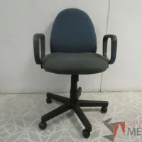 Lote 026 - Silla operativa, con ruedas, asiento y respaldo en tela - Imagen 4