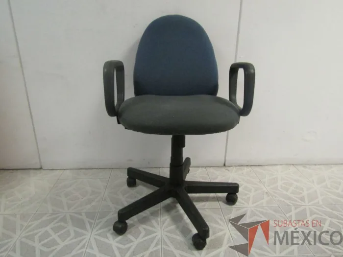 Lote 026 - Silla operativa, con ruedas, asiento y respaldo en tela - Imagen 4