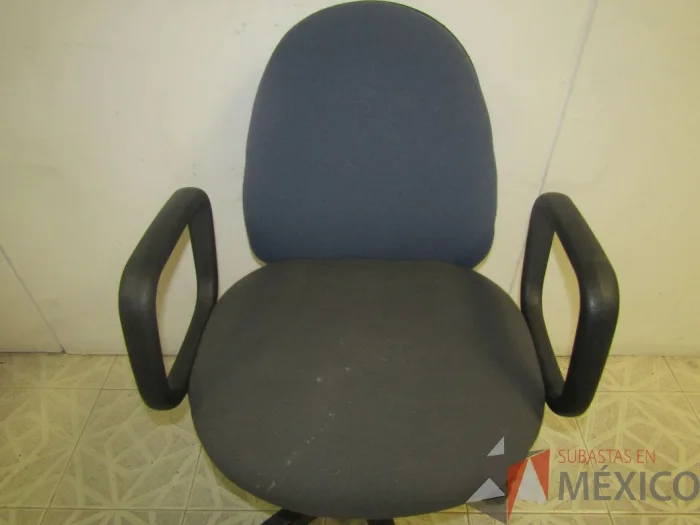 Lote 026 - Silla operativa, con ruedas, asiento y respaldo en tela - Imagen 3