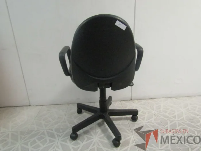 Lote 026 - Silla operativa, con ruedas, asiento y respaldo en tela - Imagen 2