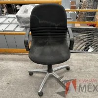 Lote 154 - 10 Sillas operativas con ruedas, descansabrazos, asiento y respaldo en tela color negro - Imagen 2