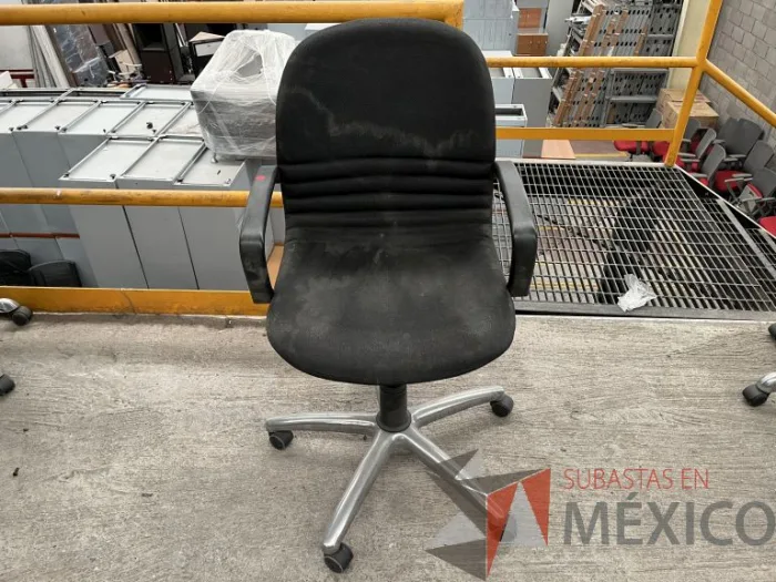 Lote 154 - 10 Sillas operativas con ruedas, descansabrazos, asiento y respaldo en tela color negro - Imagen 2