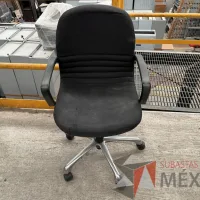 Lote 154 - 10 Sillas operativas con ruedas, descansabrazos, asiento y respaldo en tela color negro