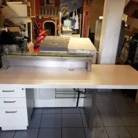 Lote 012 - Escritorio de madera con archivero de 3 cajones y una repisa