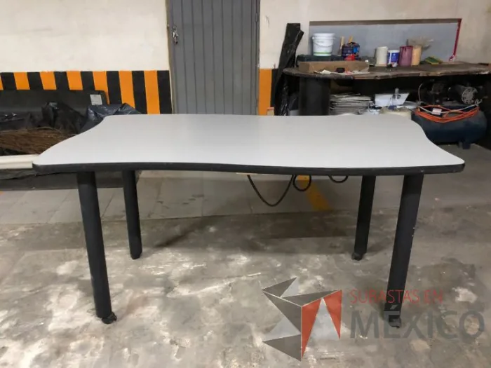 Lote 002 - Mesa plegable con cubierta color gris - Imagen 2