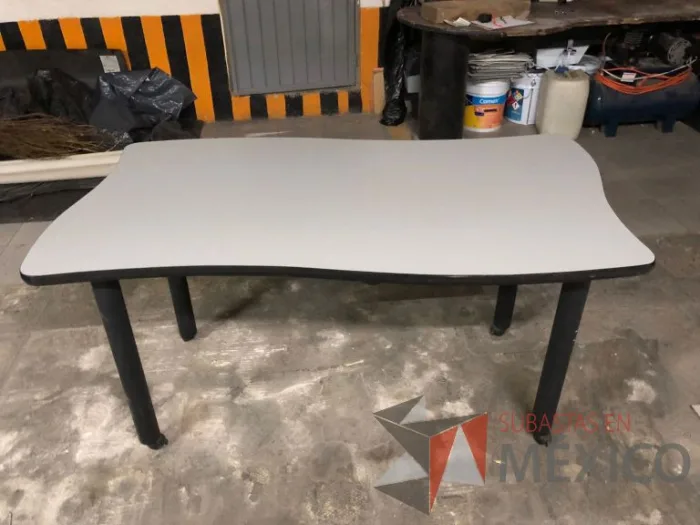 Lote 002 - Mesa plegable con cubierta color gris - Imagen 4