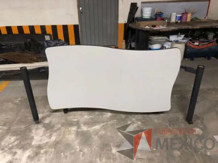 Lote 002 - Mesa plegable con cubierta color gris - Imagen 5