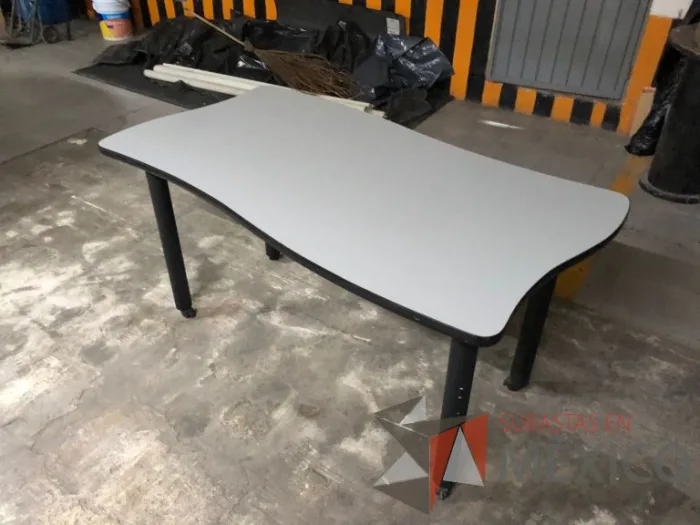 Lote 002 - Mesa plegable con cubierta color gris - Imagen 3