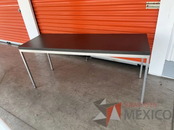Lote 051 - Mesa de trabajo con estructura metálica y cubierta color gris - Imagen 2