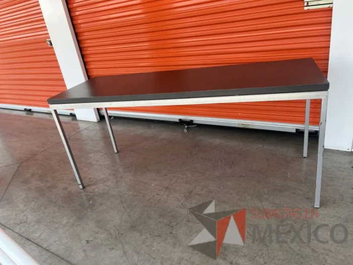 Lote 051 - Mesa de trabajo con estructura metálica y cubierta color gris - Imagen 3