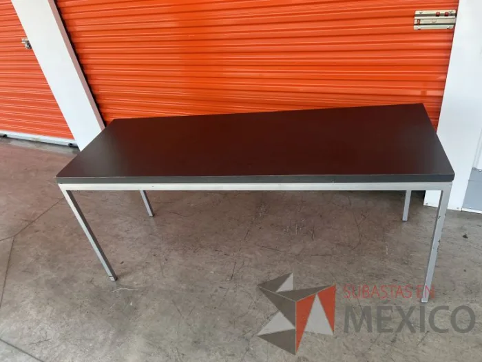 Lote 051 - Mesa de trabajo con estructura metálica y cubierta color gris - Imagen 4