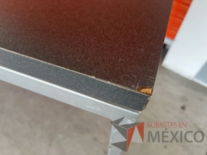 Lote 051 - Mesa de trabajo con estructura metálica y cubierta color gris - Imagen 6