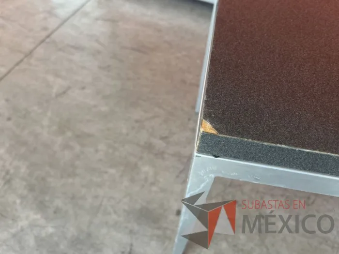 Lote 051 - Mesa de trabajo con estructura metálica y cubierta color gris - Imagen 7