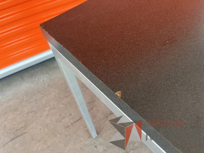 Lote 051 - Mesa de trabajo con estructura metálica y cubierta color gris - Imagen 8