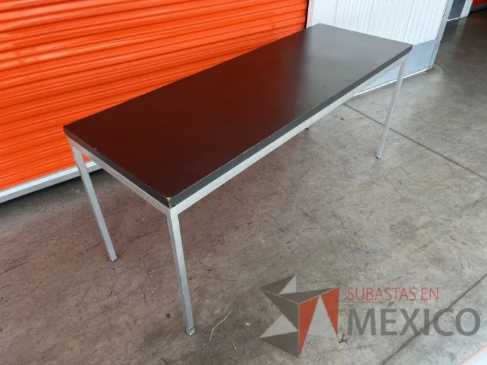 Lote 051 - Mesa de trabajo con estructura metálica y cubierta color gris - Imagen 9