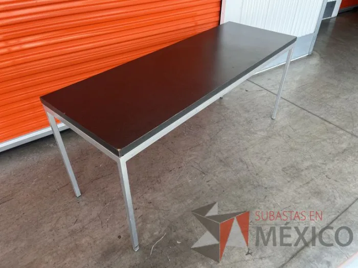 Lote 051 - Mesa de trabajo con estructura metálica y cubierta color gris - Imagen 10