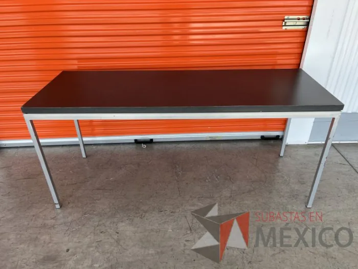 Lote 051 - Mesa de trabajo con estructura metálica y cubierta color gris