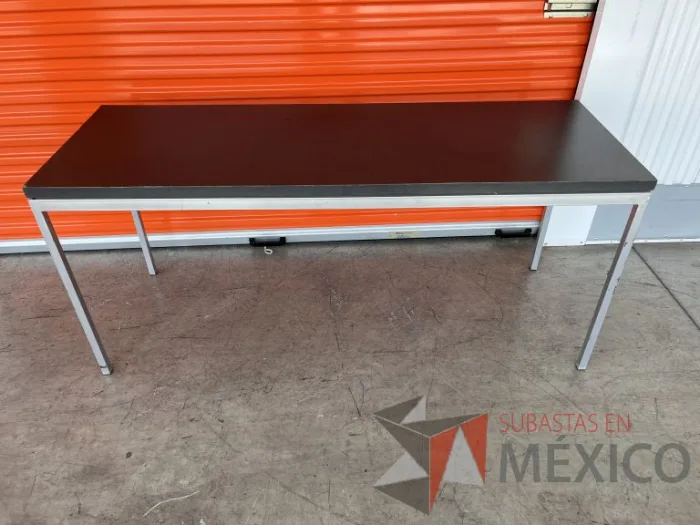 Lote 051 - Mesa de trabajo con estructura metálica y cubierta color gris - Imagen 12