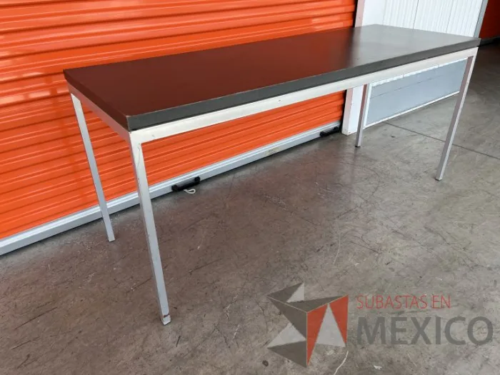 Lote 051 - Mesa de trabajo con estructura metálica y cubierta color gris - Imagen 13