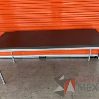 Lote 054 - Mesa de trabajo con estructura metálica y cubierta color gris