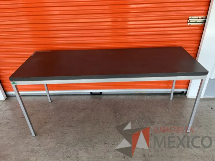 Lote 054 - Mesa de trabajo con estructura metálica y cubierta color gris