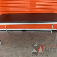 Lote 054 - Mesa de trabajo con estructura metálica y cubierta color gris - Imagen 3