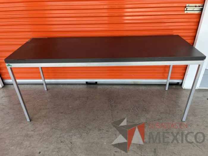 Lote 054 - Mesa de trabajo con estructura metálica y cubierta color gris - Imagen 3