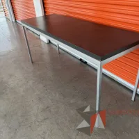 Lote 054 - Mesa de trabajo con estructura metálica y cubierta color gris - Imagen 4