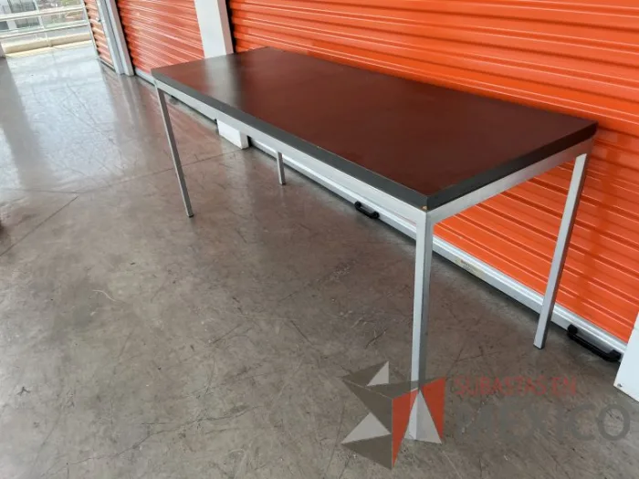 Lote 054 - Mesa de trabajo con estructura metálica y cubierta color gris - Imagen 4