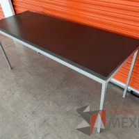 Lote 054 - Mesa de trabajo con estructura metálica y cubierta color gris - Imagen 5