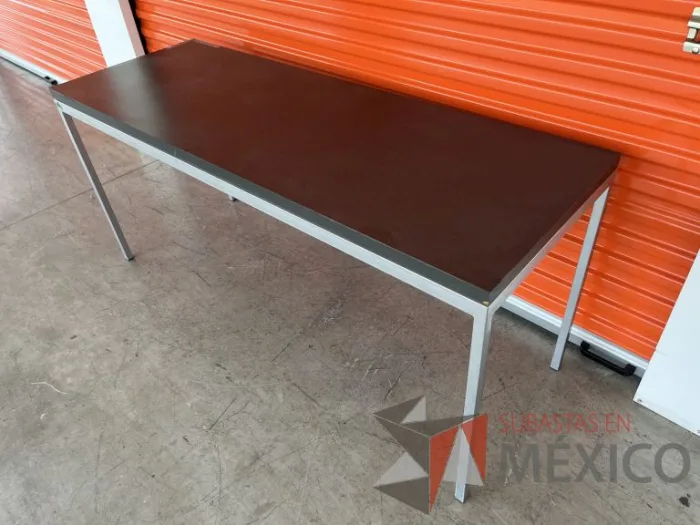 Lote 054 - Mesa de trabajo con estructura metálica y cubierta color gris - Imagen 5