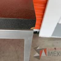 Lote 054 - Mesa de trabajo con estructura metálica y cubierta color gris - Imagen 6