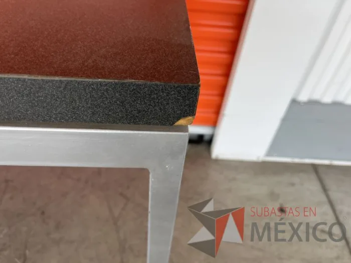 Lote 054 - Mesa de trabajo con estructura metálica y cubierta color gris - Imagen 6