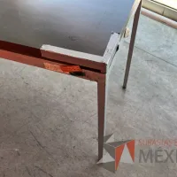 Lote 054 - Mesa de trabajo con estructura metálica y cubierta color gris - Imagen 7