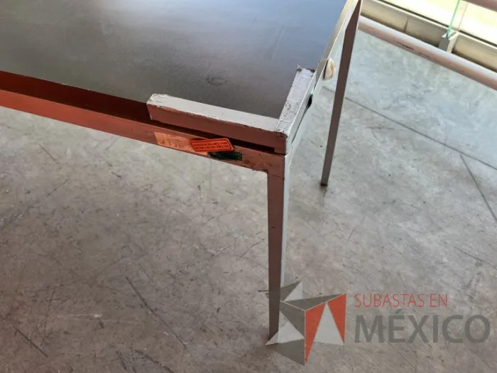 Lote 054 - Mesa de trabajo con estructura metálica y cubierta color gris - Imagen 7