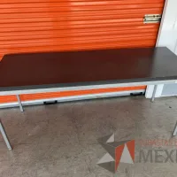 Lote 054 - Mesa de trabajo con estructura metálica y cubierta color gris - Imagen 8