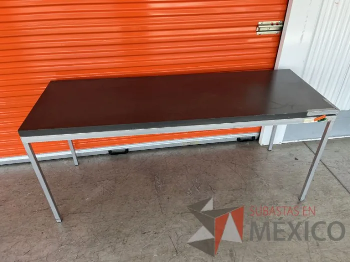 Lote 054 - Mesa de trabajo con estructura metálica y cubierta color gris - Imagen 8