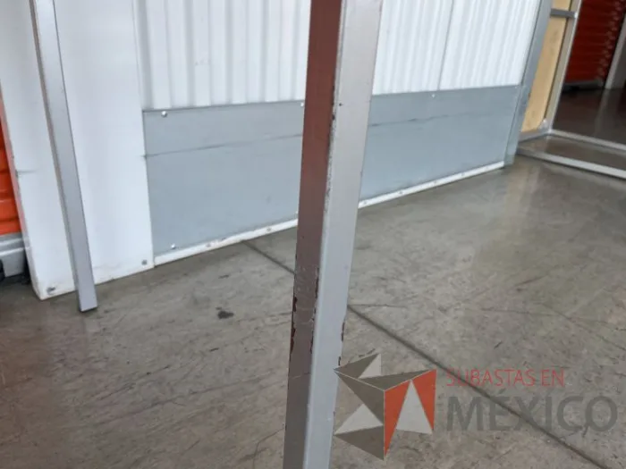 Lote 054 - Mesa de trabajo con estructura metálica y cubierta color gris - Imagen 9