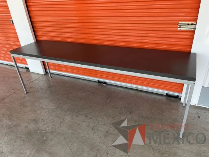 Lote 001 - Mesa de trabajo con estructura metálica y cubierta color gris - Imagen 2