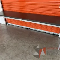 Lote 001 - Mesa de trabajo con estructura metálica y cubierta color gris - Imagen 3