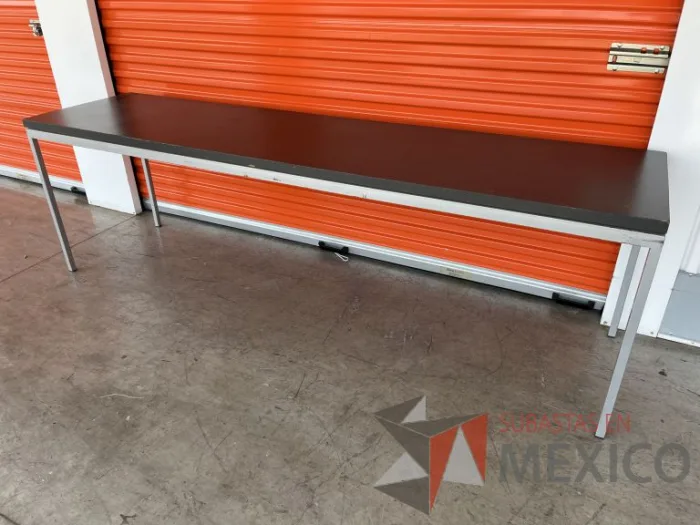 Lote 001 - Mesa de trabajo con estructura metálica y cubierta color gris - Imagen 3