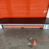 Lote 001 - Mesa de trabajo con estructura metálica y cubierta color gris