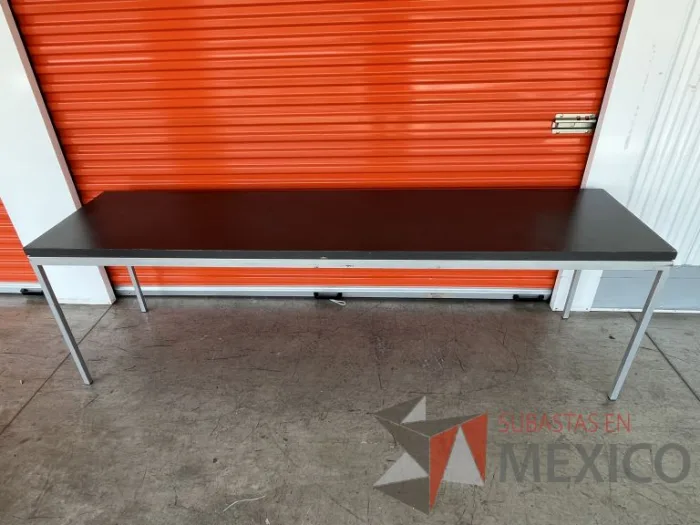 Lote 001 - Mesa de trabajo con estructura metálica y cubierta color gris
