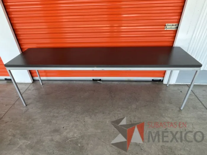 Lote 001 - Mesa de trabajo con estructura metálica y cubierta color gris - Imagen 5