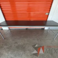 Lote 001 - Mesa de trabajo con estructura metálica y cubierta color gris - Imagen 6