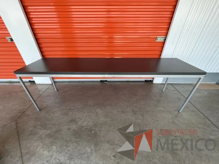 Lote 001 - Mesa de trabajo con estructura metálica y cubierta color gris - Imagen 6