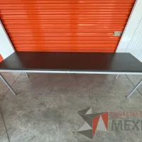 Lote 001 - Mesa de trabajo con estructura metálica y cubierta color gris - Imagen 7