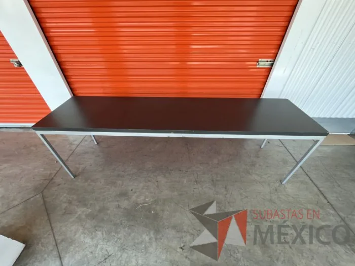 Lote 001 - Mesa de trabajo con estructura metálica y cubierta color gris - Imagen 7