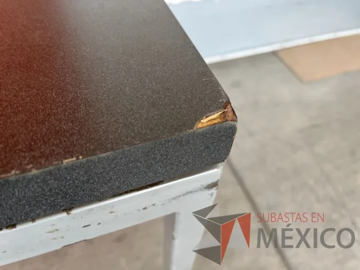 Lote 001 - Mesa de trabajo con estructura metálica y cubierta color gris - Imagen 8